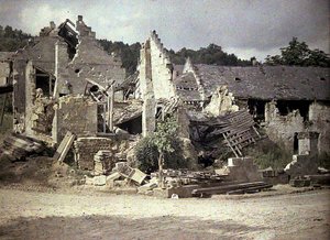 Case rovinate, Pommiers, Aisne, Francia, 1917 da Fernand Cuville